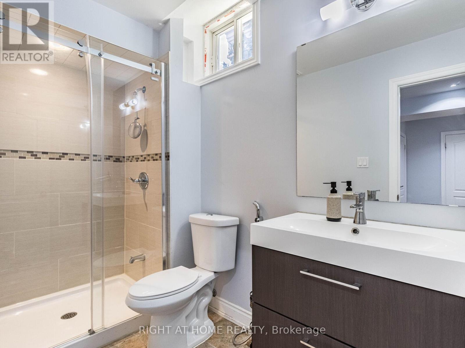 2340 Thruxton Drive, Oakville, ON - Indoor Photo Showing Bathroom