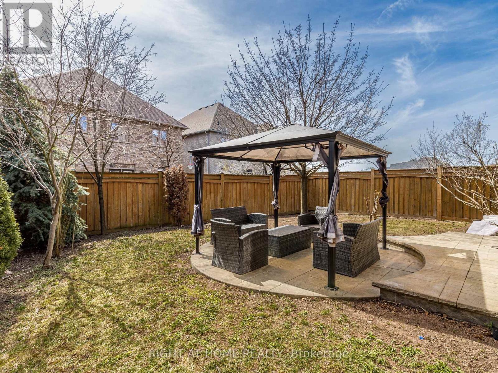 2340 Thruxton Drive, Oakville, ON - Outdoor