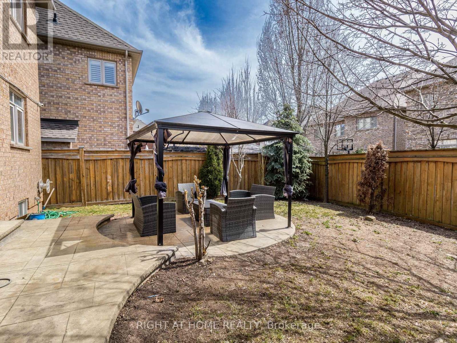 2340 Thruxton Drive, Oakville, ON - Outdoor