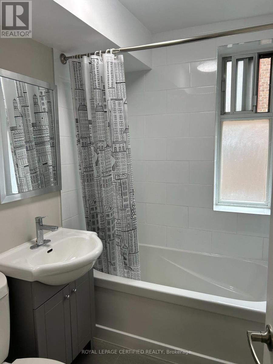 24 - 3464 Yonge Street, Toronto, ON - Indoor Photo Showing Bathroom