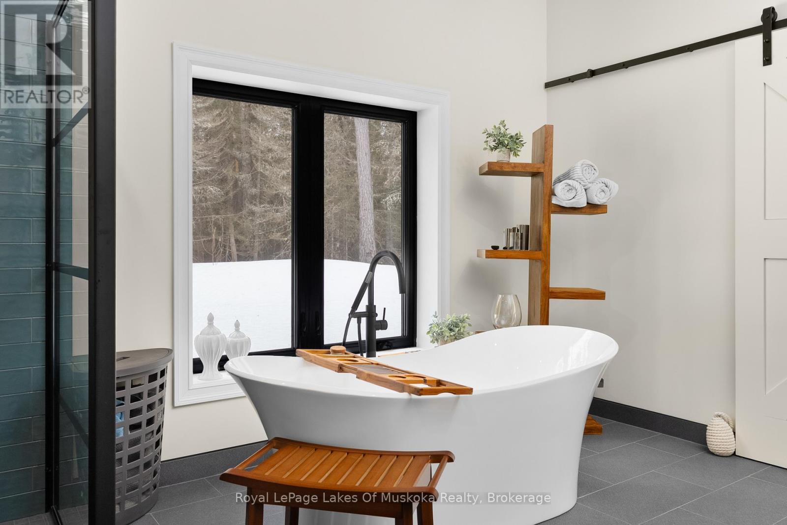 Huge Bathroom with Soaker Tub. - 679 Boulder Road, South River, ON - Indoor