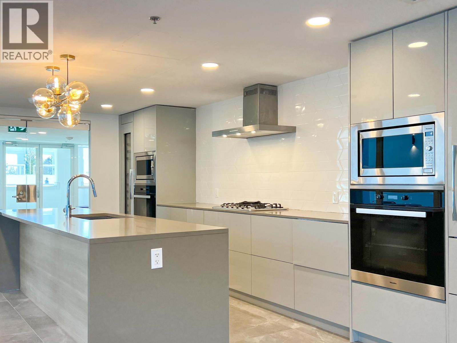807 1675 Lions Gate Lane, North Vancouver, BC - Indoor Photo Showing Kitchen With Upgraded Kitchen