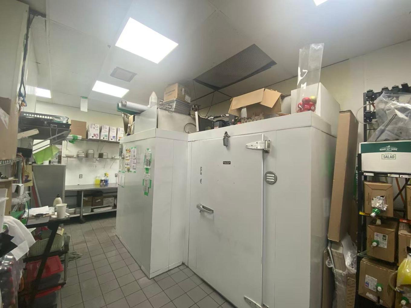 Commerce - 2321 Boul. Curé-Labelle, Laval (Chomedey), QC