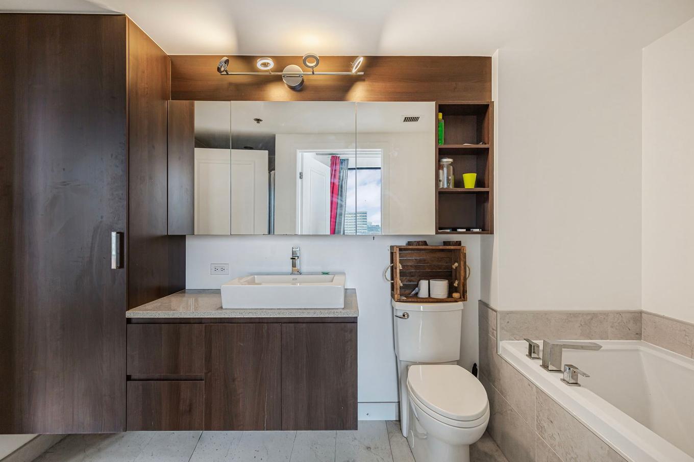 Bathroom - 538-5661 Av. De Chateaubriand, Montréal (Rosemont/La Petite-Patrie), QC - Indoor Photo Showing Bathroom