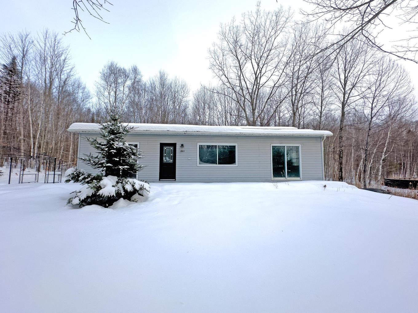 Façade - 500 Ch. De La Carrière, Saint-Hippolyte, QC - Outdoor