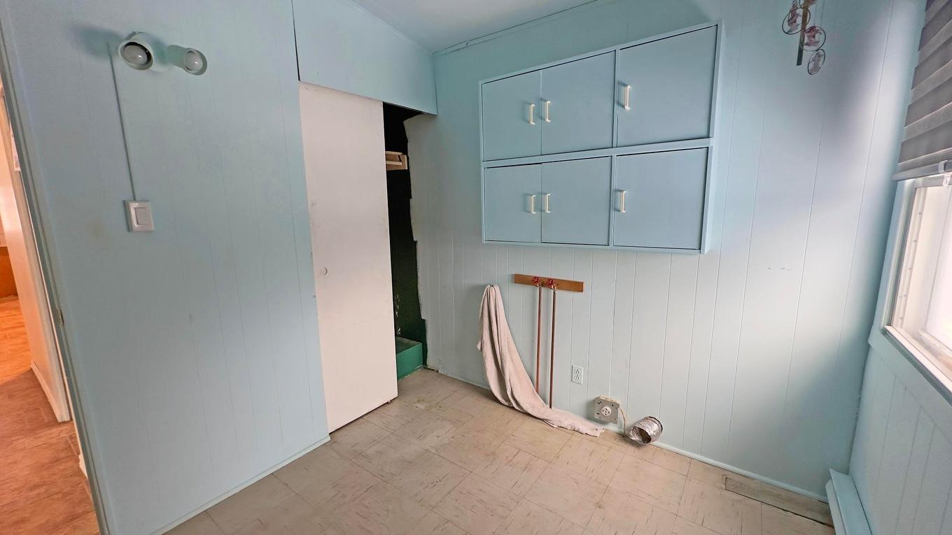 Salle de lavage - 500 Ch. De La Carrière, Saint-Hippolyte, QC - Indoor Photo Showing Other Room