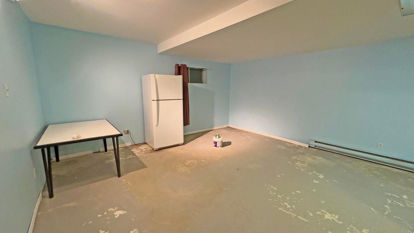 Salle familiale - 500 Ch. De La Carrière, Saint-Hippolyte, QC - Indoor Photo Showing Other Room