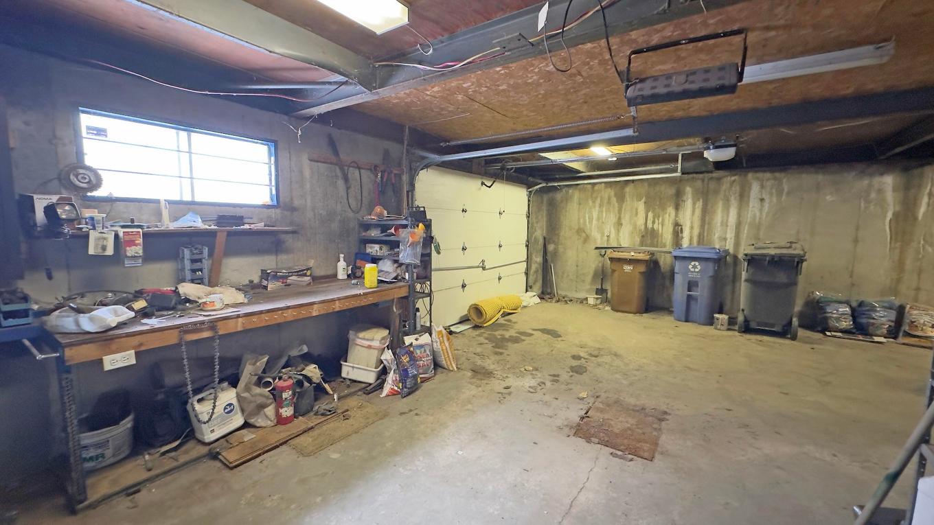 Garage - 500 Ch. De La Carrière, Saint-Hippolyte, QC - Indoor Photo Showing Basement