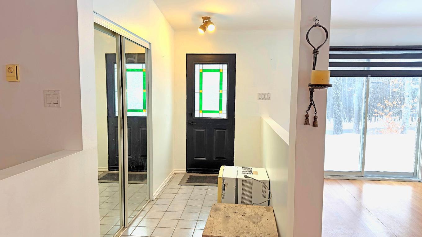 Hall d'entrée/Vestibule - 500 Ch. De La Carrière, Saint-Hippolyte, QC - Indoor Photo Showing Other Room