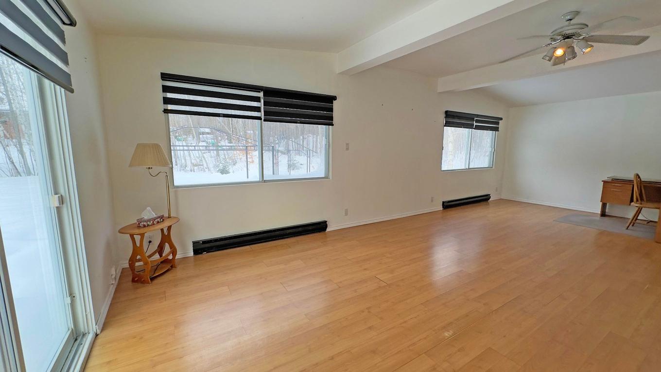 Salon - 500 Ch. De La Carrière, Saint-Hippolyte, QC - Indoor Photo Showing Other Room