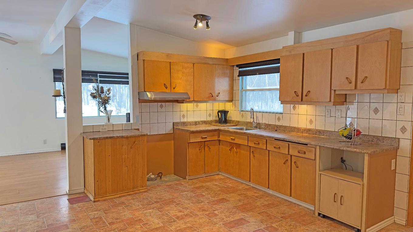 Cuisine - 500 Ch. De La Carrière, Saint-Hippolyte, QC - Indoor Photo Showing Kitchen