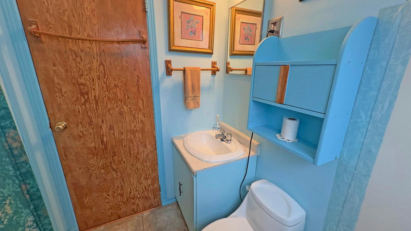 Salle de bains - 500 Ch. De La Carrière, Saint-Hippolyte, QC - Indoor Photo Showing Bathroom