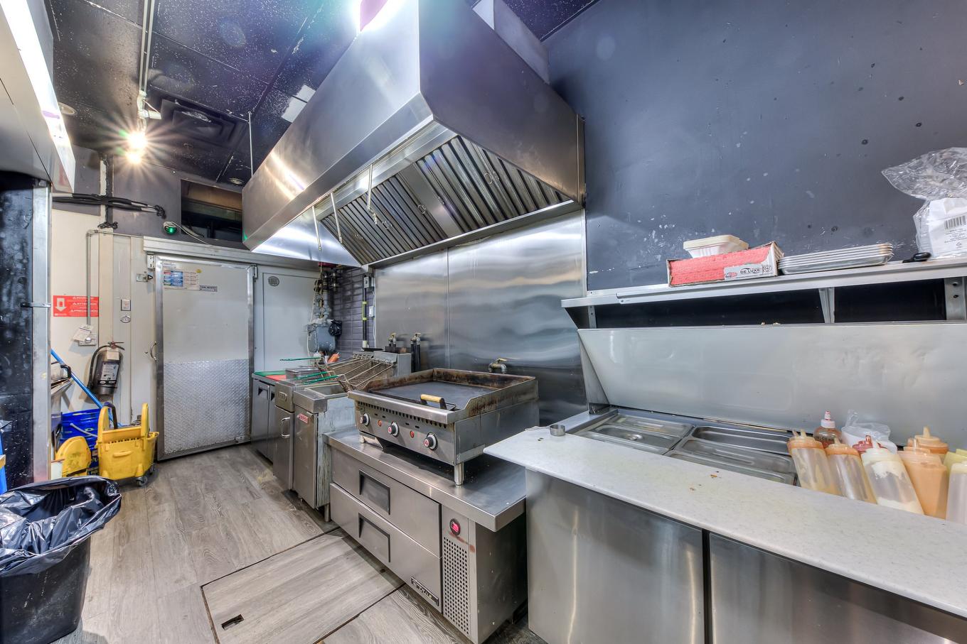 Kitchen - 3611 Boul. St-Laurent, Montréal (Le Plateau-Mont-Royal), QC - Indoor Photo Showing Other Room