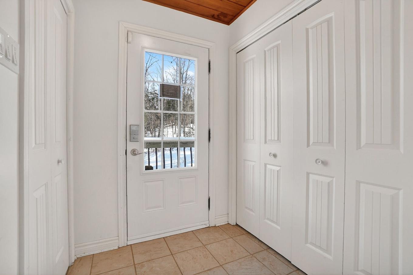 Hall d'entrée/Vestibule - 4950 Ch. Laporte, Saint-Côme, QC - Indoor Photo Showing Other Room