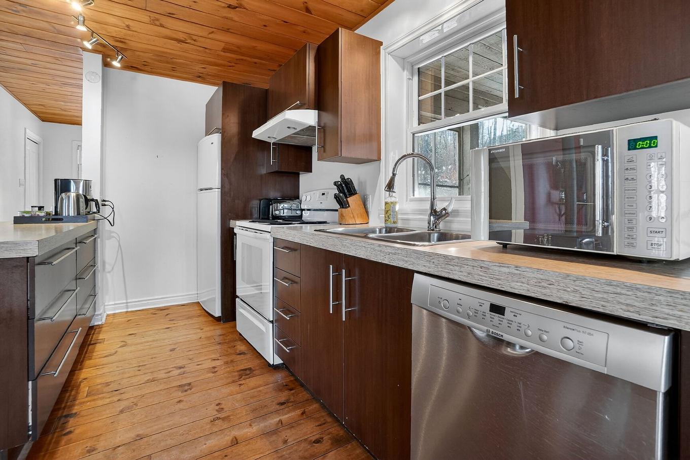 Cuisine - 4950 Ch. Laporte, Saint-Côme, QC - Indoor Photo Showing Kitchen With Double Sink