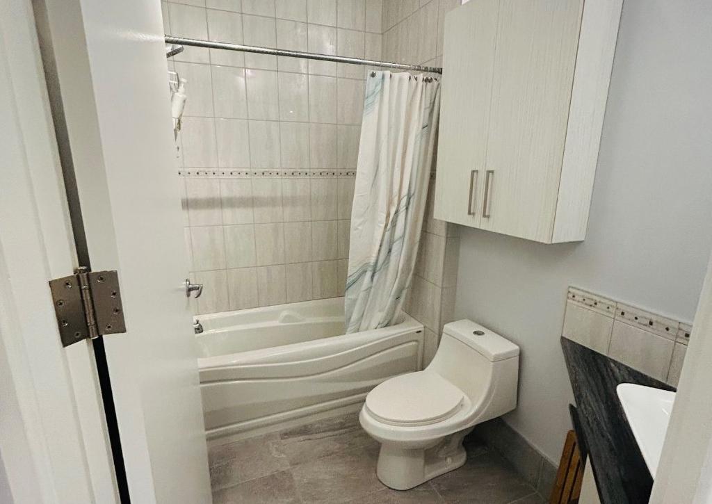 Bathroom - 200-5099 Rue Jeanne-Mance, Montréal (Le Plateau-Mont-Royal), QC - Indoor Photo Showing Bathroom