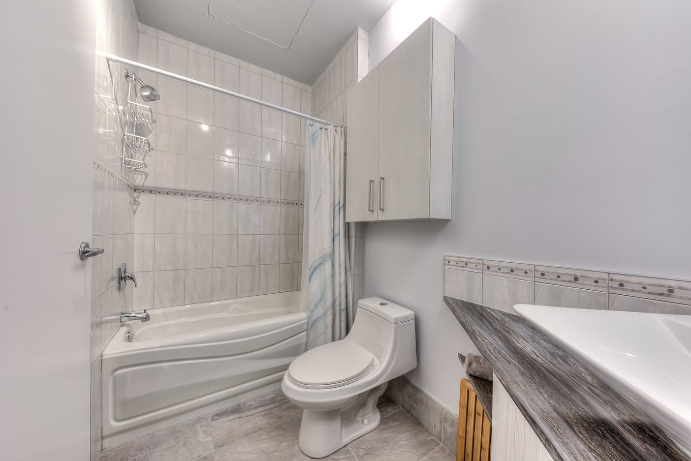 Bathroom - 200-5099 Rue Jeanne-Mance, Montréal (Le Plateau-Mont-Royal), QC - Indoor Photo Showing Bathroom