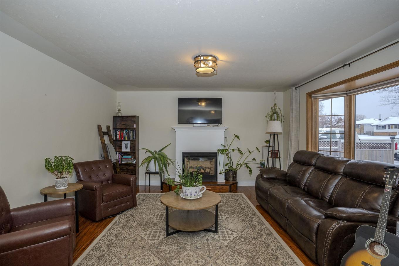 205 Windemere Avenue N, Thunder Bay, ON - Indoor Photo Showing Living Room With Fireplace