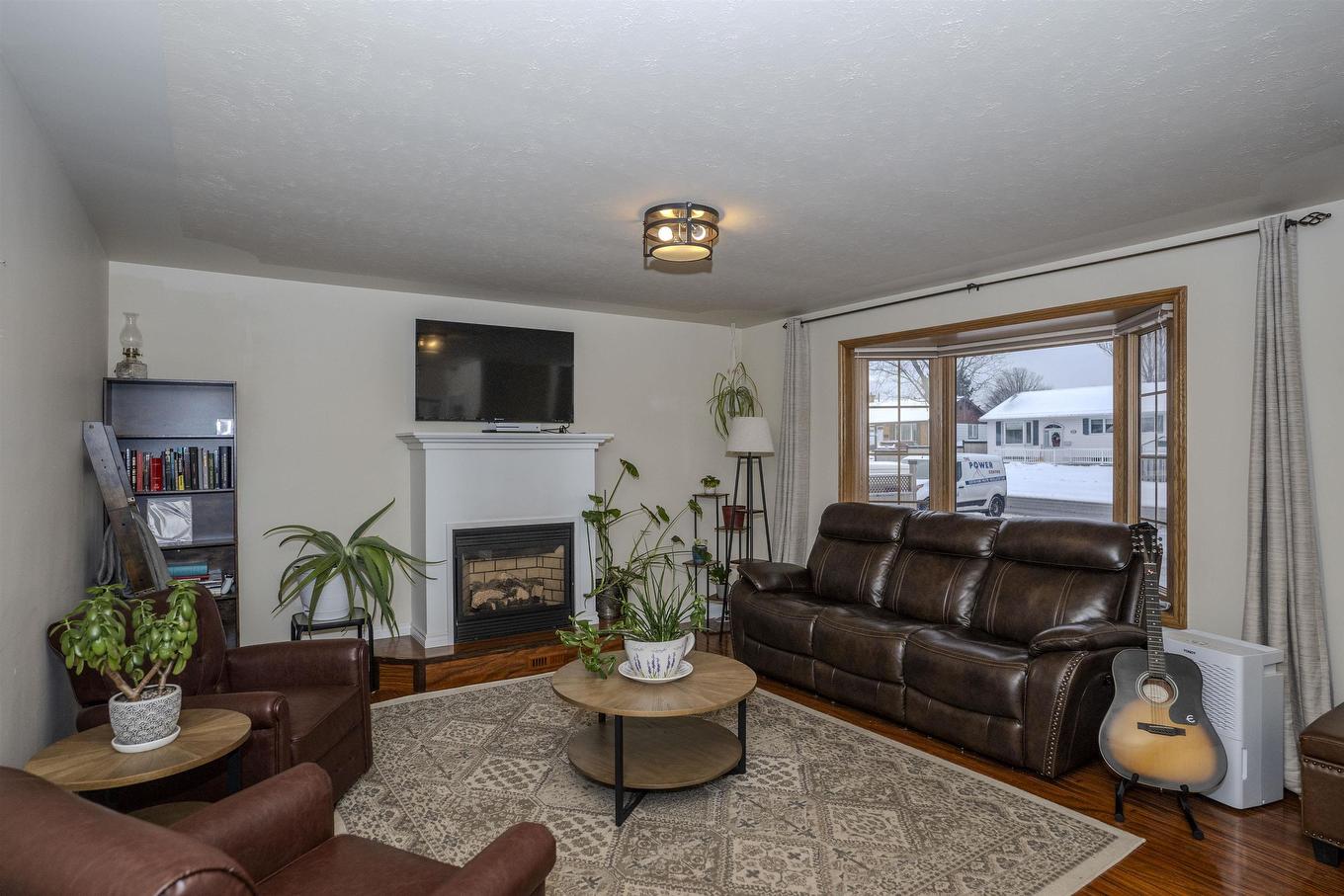 205 Windemere Avenue N, Thunder Bay, ON - Indoor Photo Showing Living Room With Fireplace