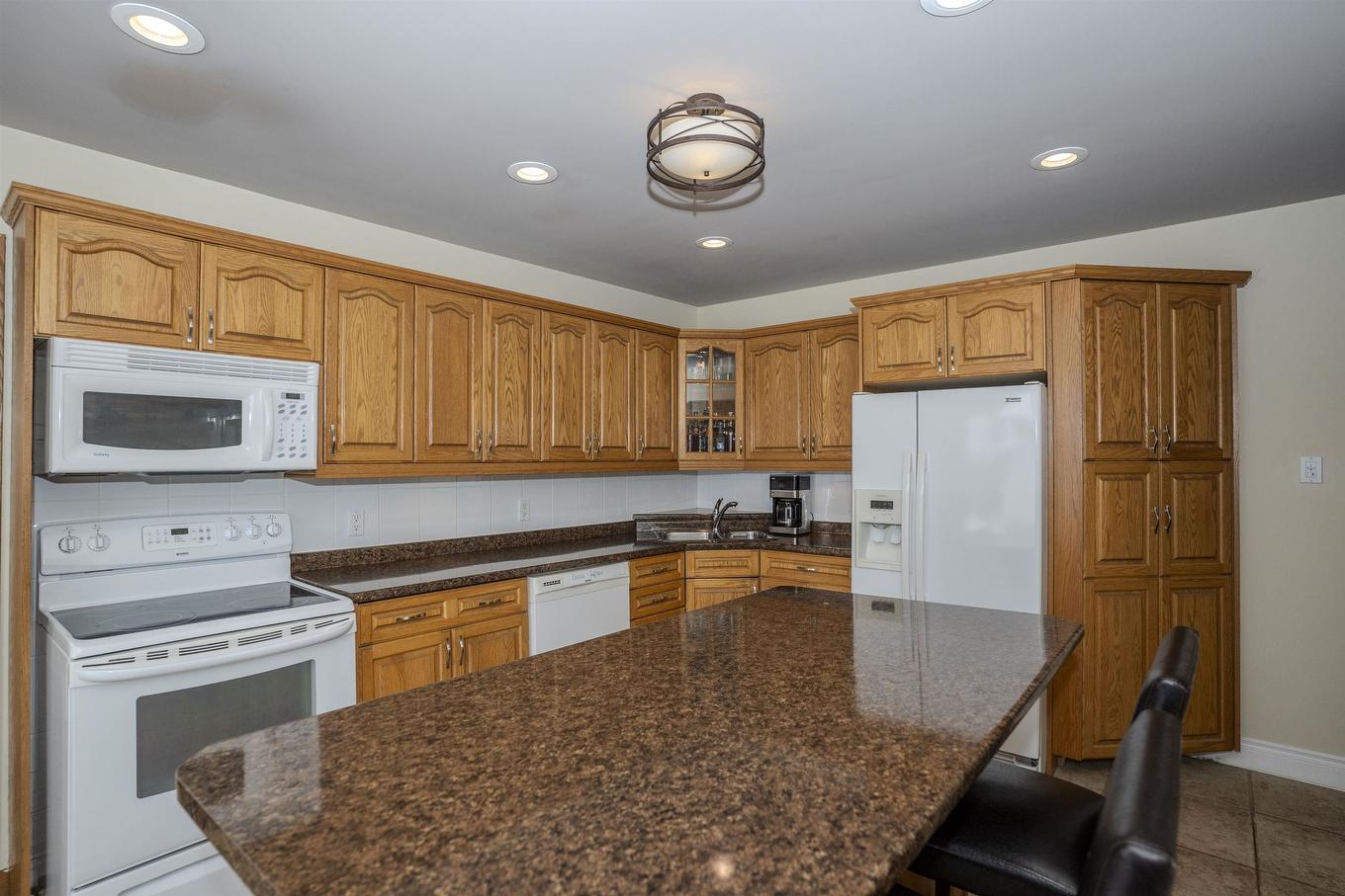 205 Windemere Avenue N, Thunder Bay, ON - Indoor Photo Showing Kitchen With Double Sink