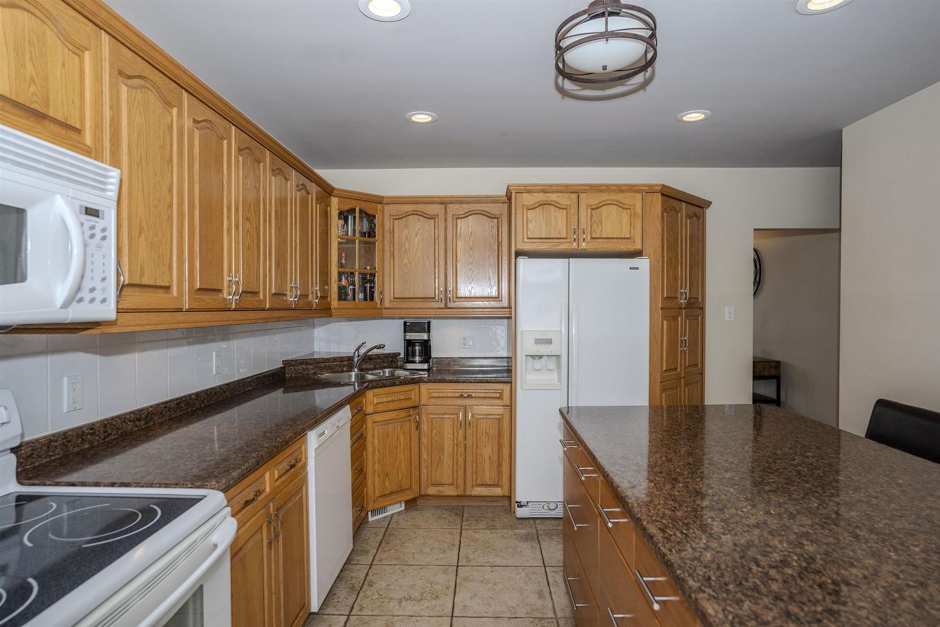 205 Windemere Avenue N, Thunder Bay, ON - Indoor Photo Showing Kitchen With Double Sink