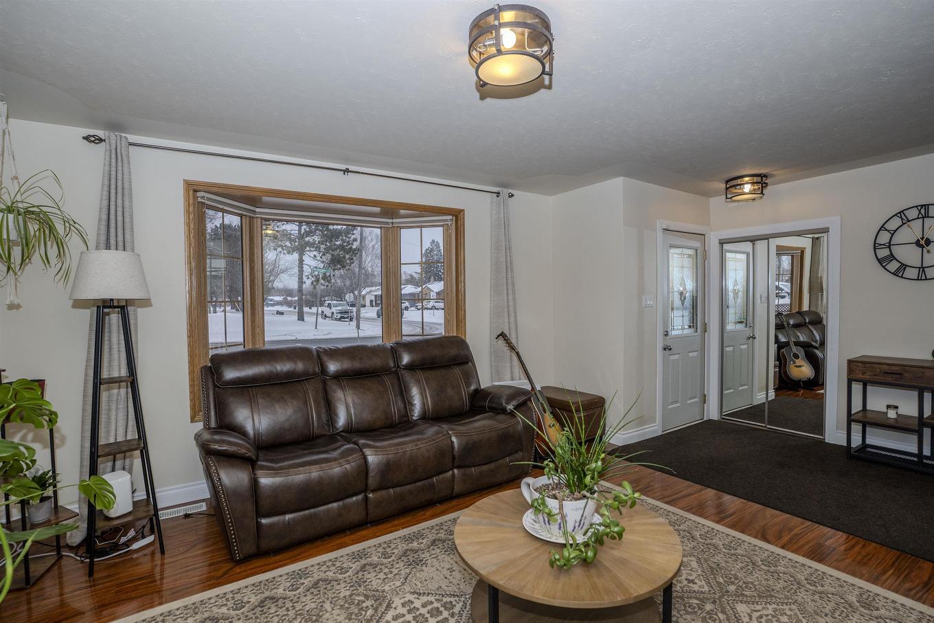 205 Windemere Avenue N, Thunder Bay, ON - Indoor Photo Showing Living Room