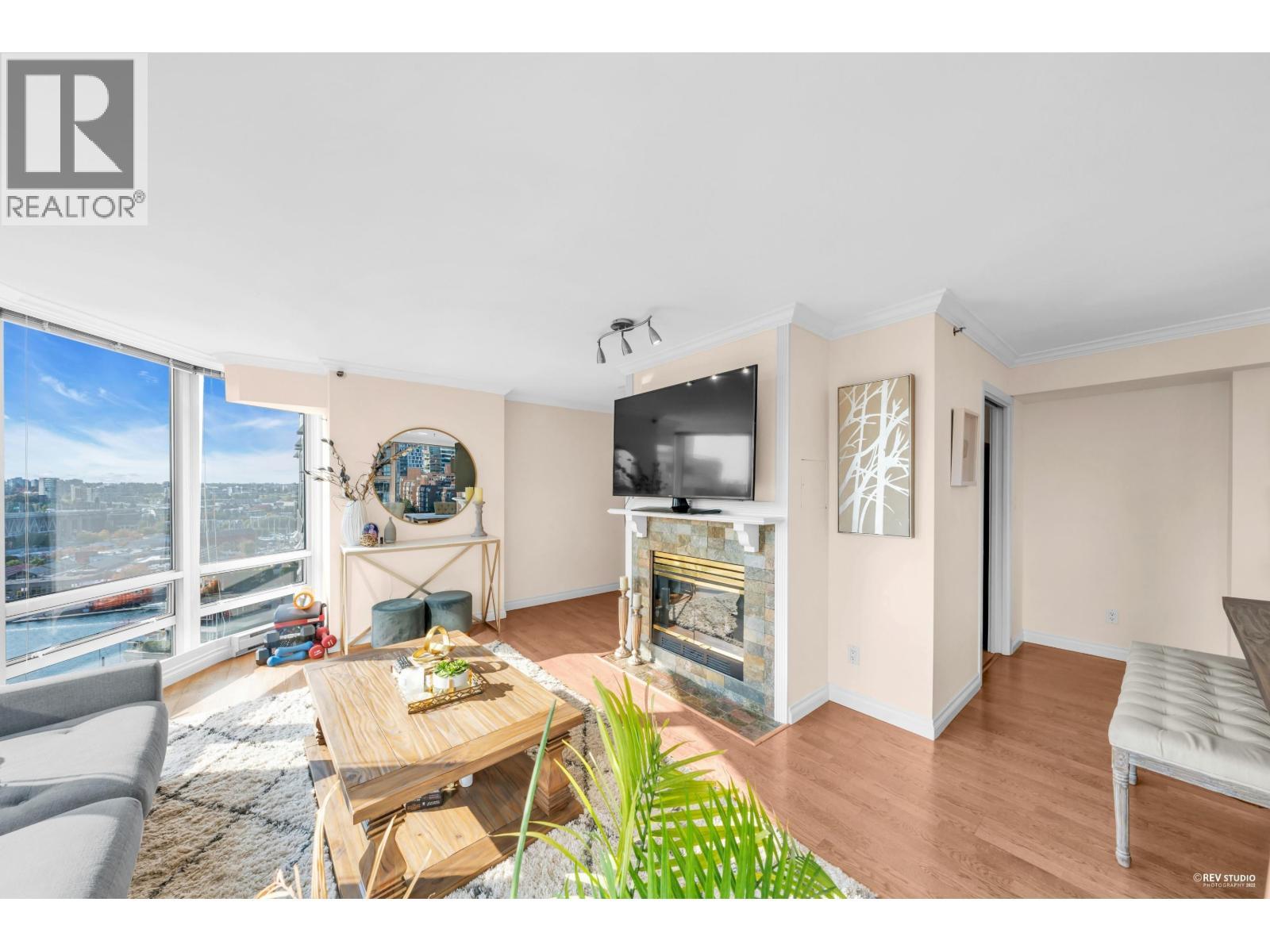 1708 1500 Hornby Street, Vancouver, BC - Indoor Photo Showing Living Room With Fireplace