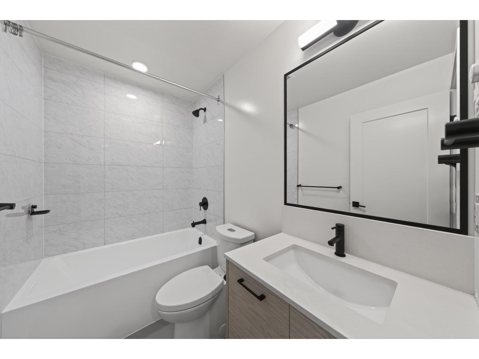 305 20077 84 Avenue, Langley, BC - Indoor Photo Showing Bathroom