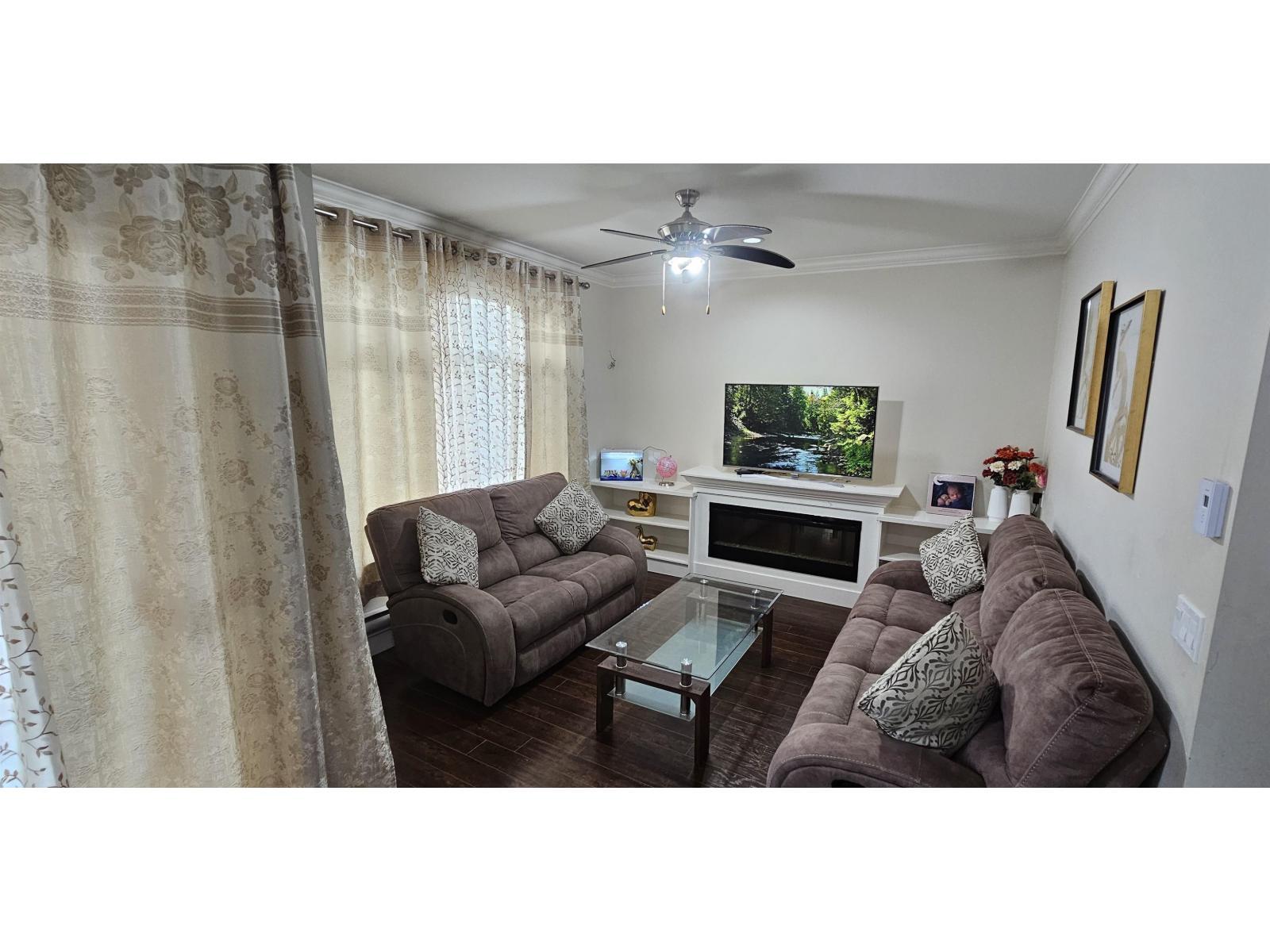 60 5957 152 Street, Surrey, BC - Indoor Photo Showing Living Room