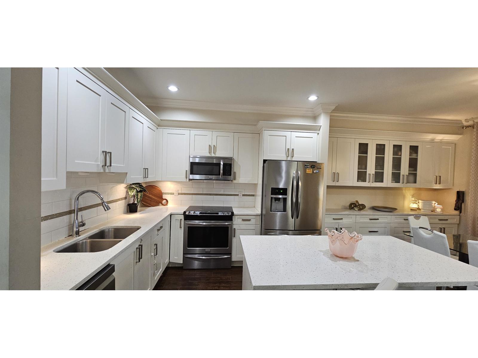 60 5957 152 Street, Surrey, BC - Indoor Photo Showing Kitchen With Double Sink With Upgraded Kitchen