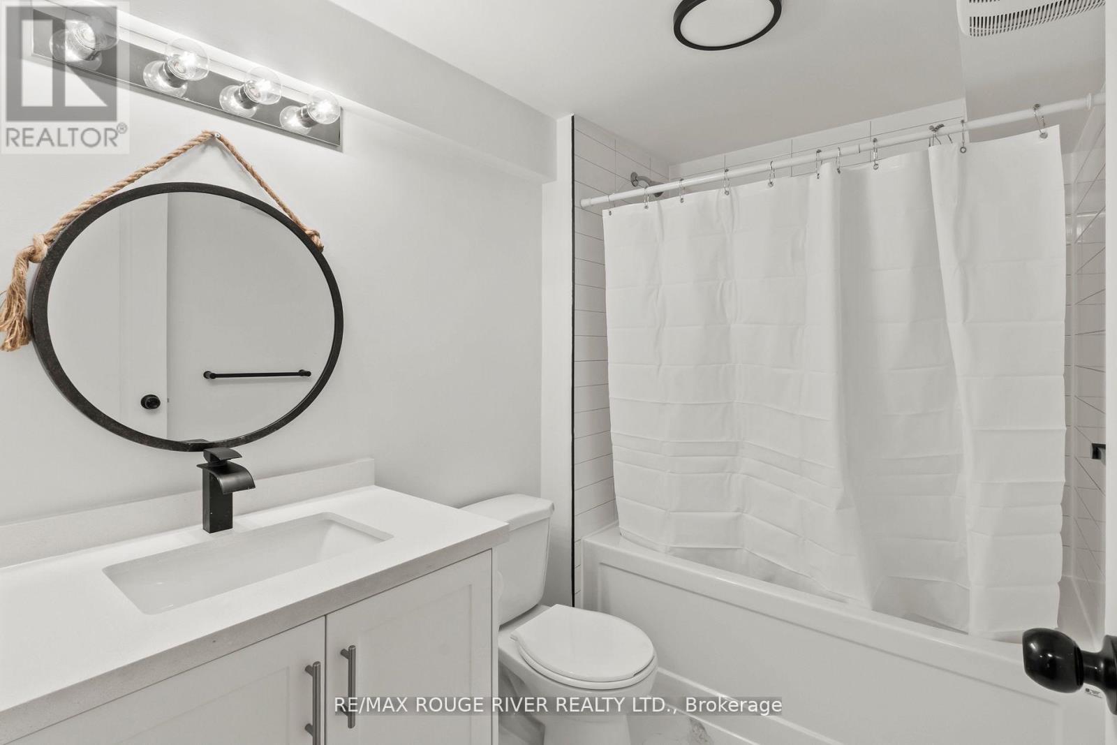 745 Glengrove Street, Oshawa, ON - Indoor Photo Showing Bathroom