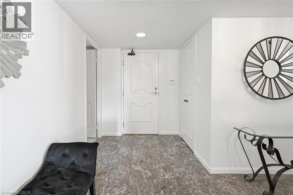 Foyer entrance with baseboards and a textured ceiling - 2170 Marine Drive Unit# 1808, Oakville, ON