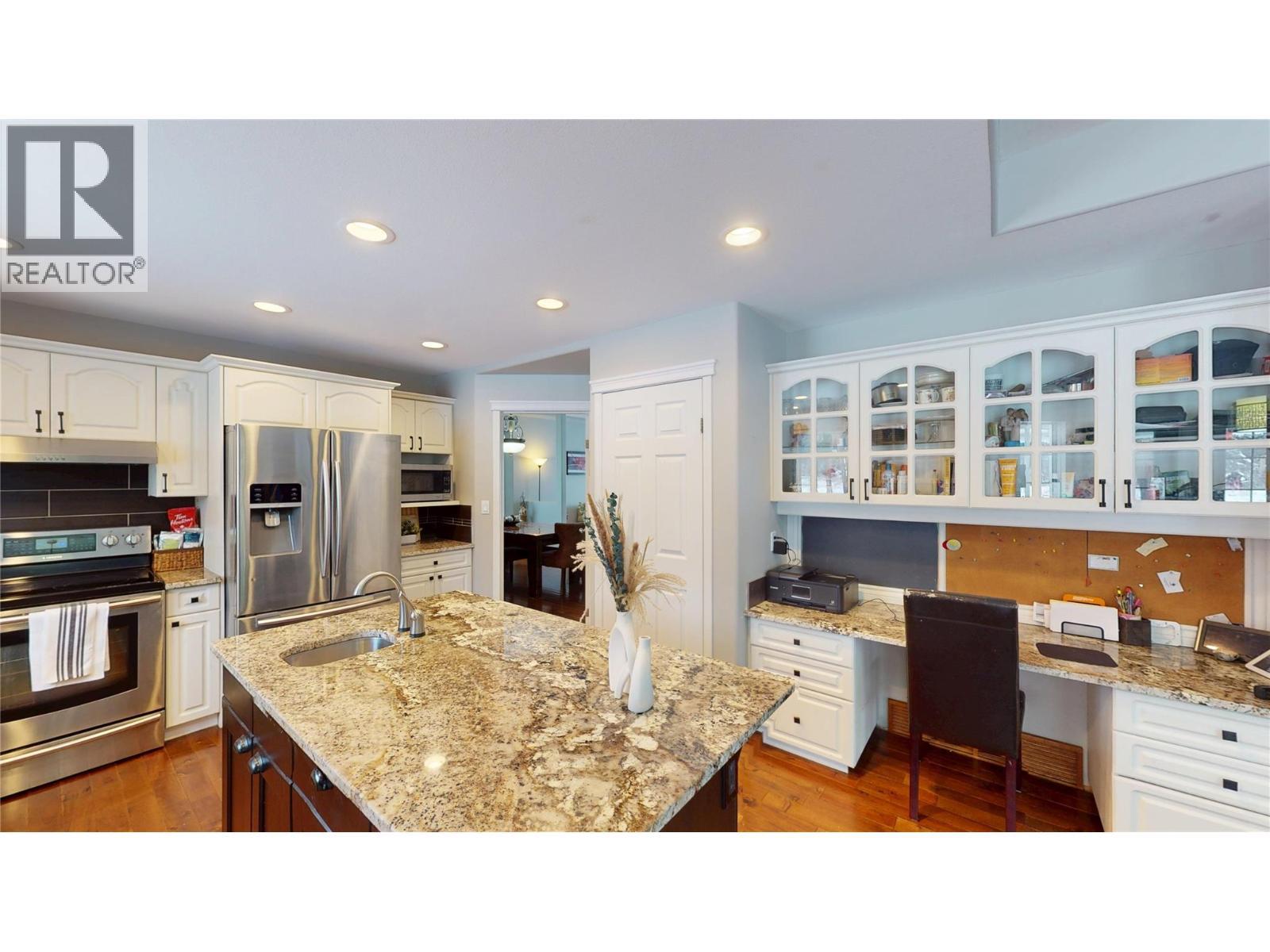 3320 5Th Street S, Cranbrook, BC - Indoor Photo Showing Kitchen With Upgraded Kitchen