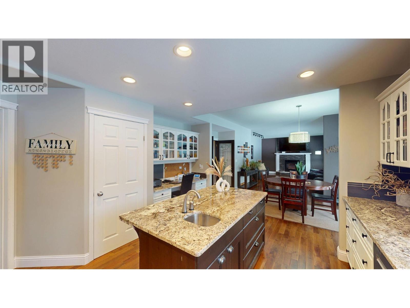 3320 5Th Street S, Cranbrook, BC - Indoor Photo Showing Kitchen