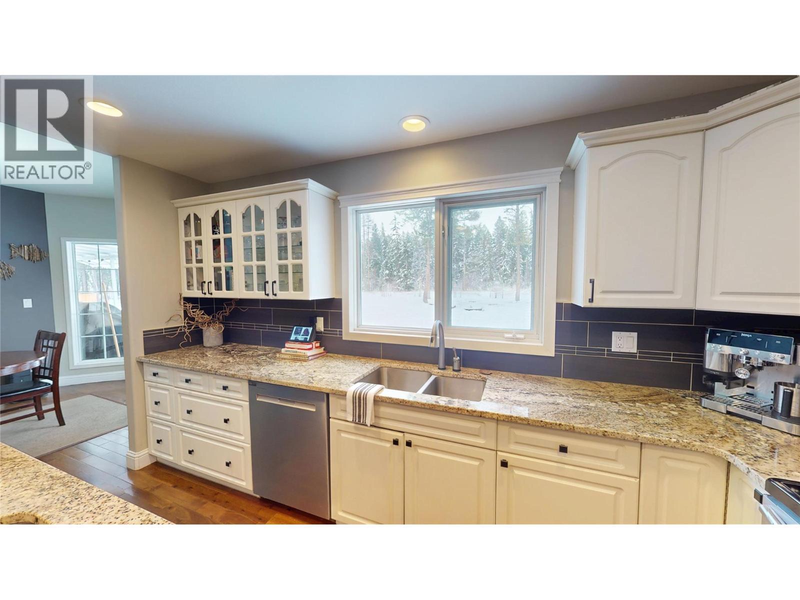 3320 5Th Street S, Cranbrook, BC - Indoor Photo Showing Kitchen With Double Sink