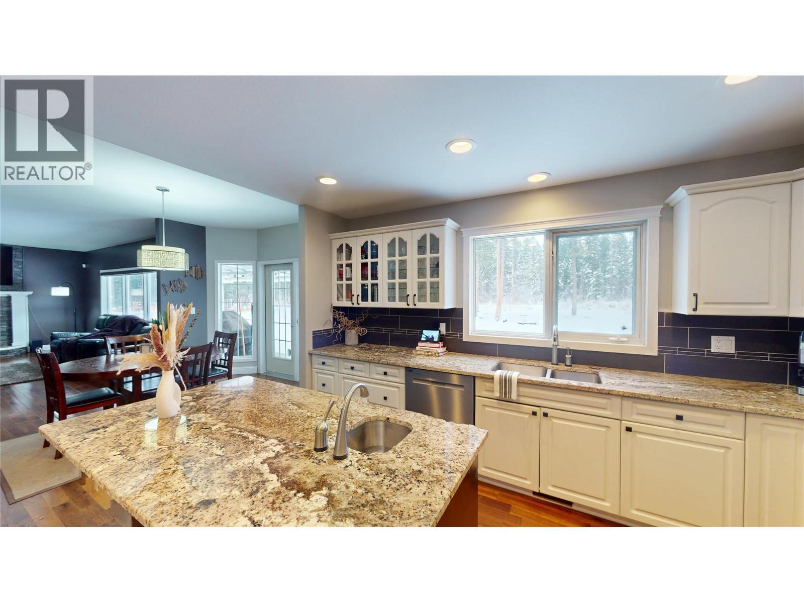 3320 5Th Street S, Cranbrook, BC - Indoor Photo Showing Kitchen