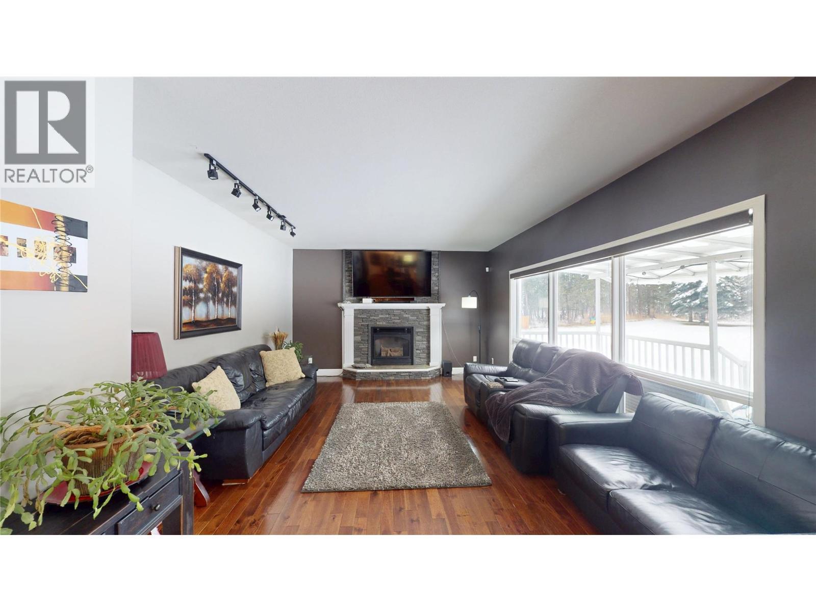 3320 5Th Street S, Cranbrook, BC - Indoor Photo Showing Living Room With Fireplace