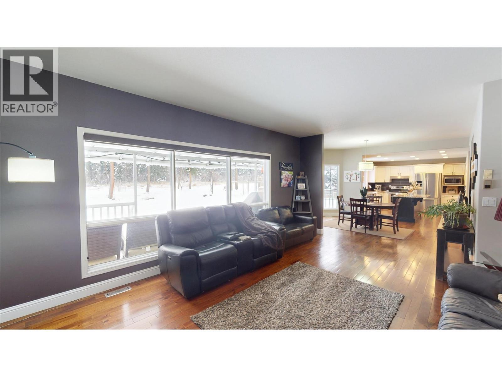 3320 5Th Street S, Cranbrook, BC - Indoor Photo Showing Living Room
