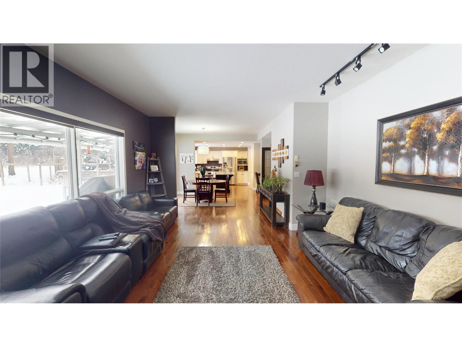 3320 5Th Street S, Cranbrook, BC - Indoor Photo Showing Living Room