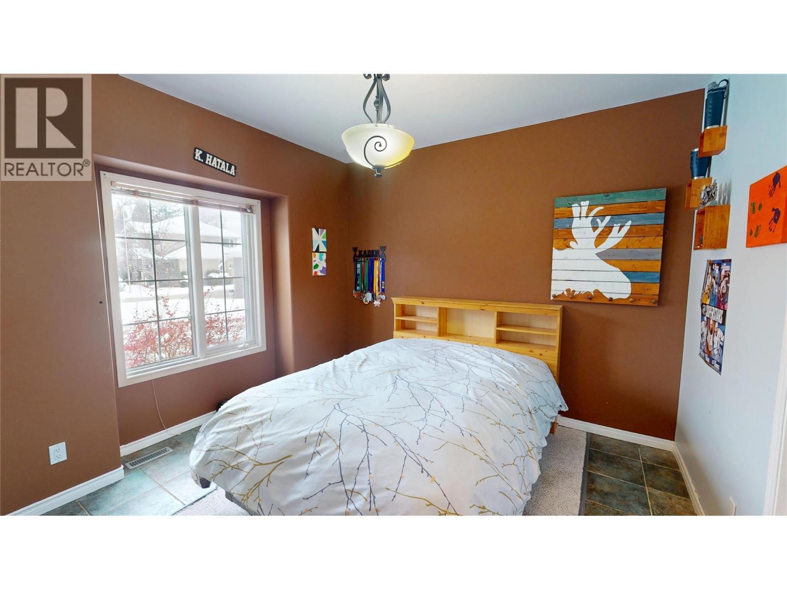3320 5Th Street S, Cranbrook, BC - Indoor Photo Showing Bedroom