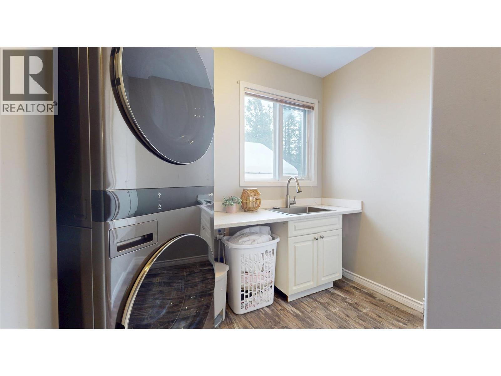 3320 5Th Street S, Cranbrook, BC - Indoor Photo Showing Laundry Room
