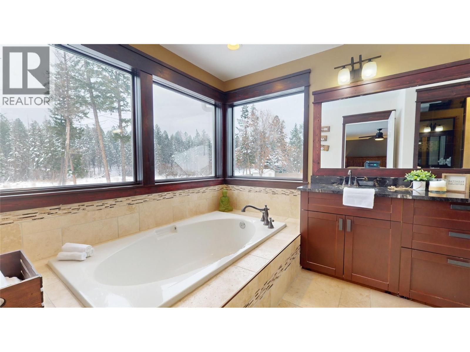 3320 5Th Street S, Cranbrook, BC - Indoor Photo Showing Bathroom