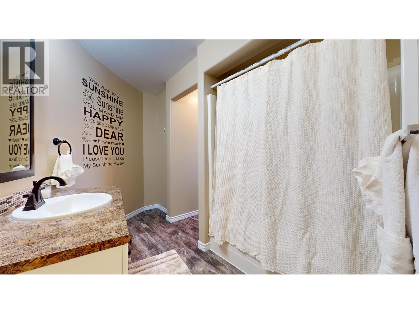 3320 5Th Street S, Cranbrook, BC - Indoor Photo Showing Bathroom