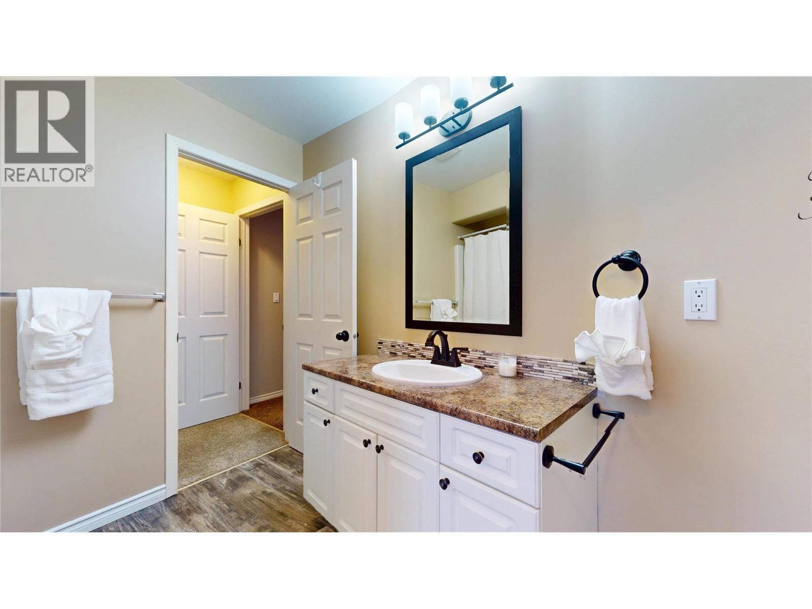 3320 5Th Street S, Cranbrook, BC - Indoor Photo Showing Bathroom