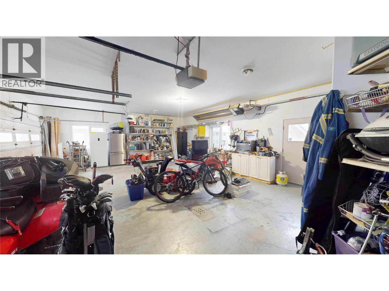 3320 5Th Street S, Cranbrook, BC - Indoor Photo Showing Garage