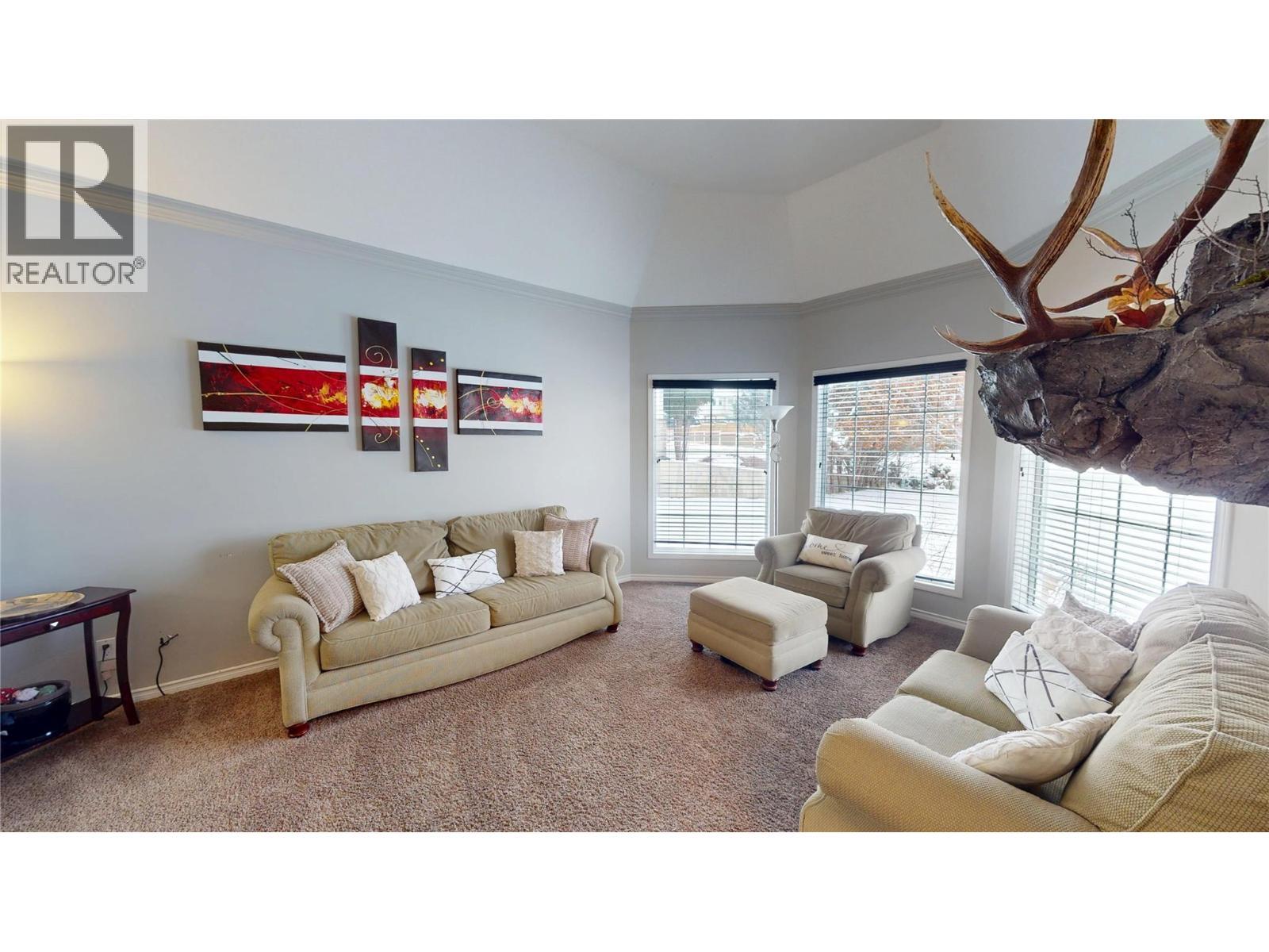 3320 5Th Street S, Cranbrook, BC - Indoor Photo Showing Living Room