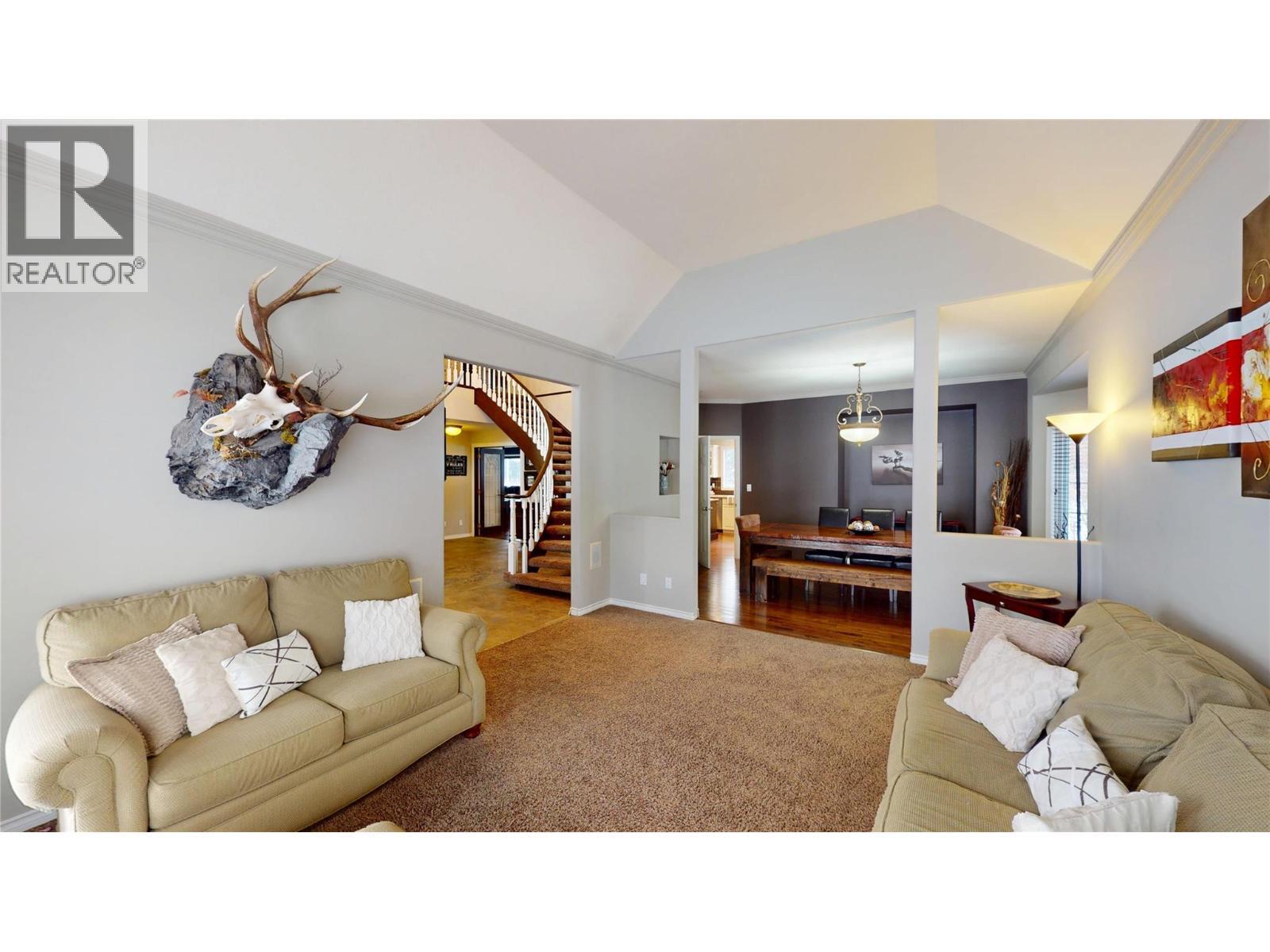 3320 5Th Street S, Cranbrook, BC - Indoor Photo Showing Living Room