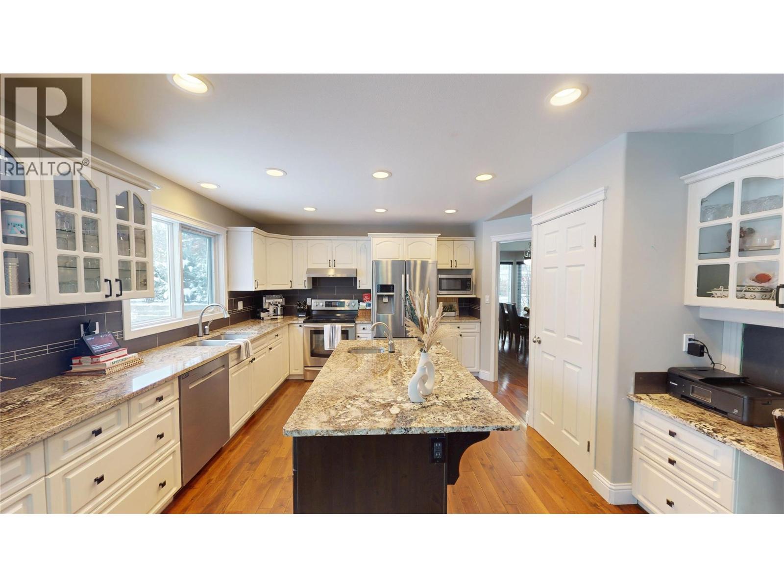 3320 5Th Street S, Cranbrook, BC - Indoor Photo Showing Kitchen