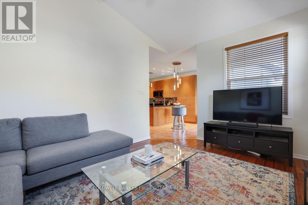 104 Streamside Crescent, Ottawa, ON - Indoor Photo Showing Living Room