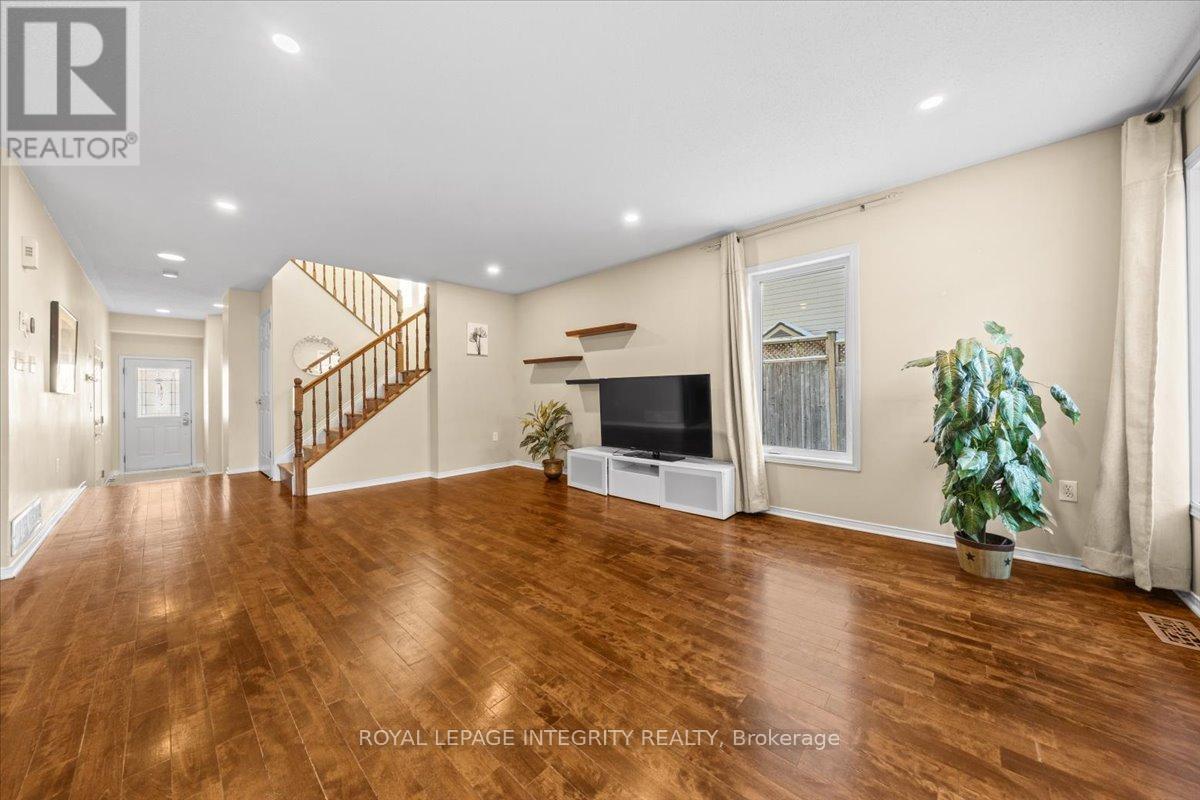 120 Grovemont Drive, Ottawa, ON - Indoor Photo Showing Living Room
